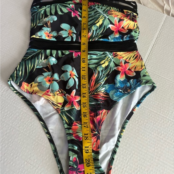 Size small tropical one piece swim suit - Picture 5 of 7